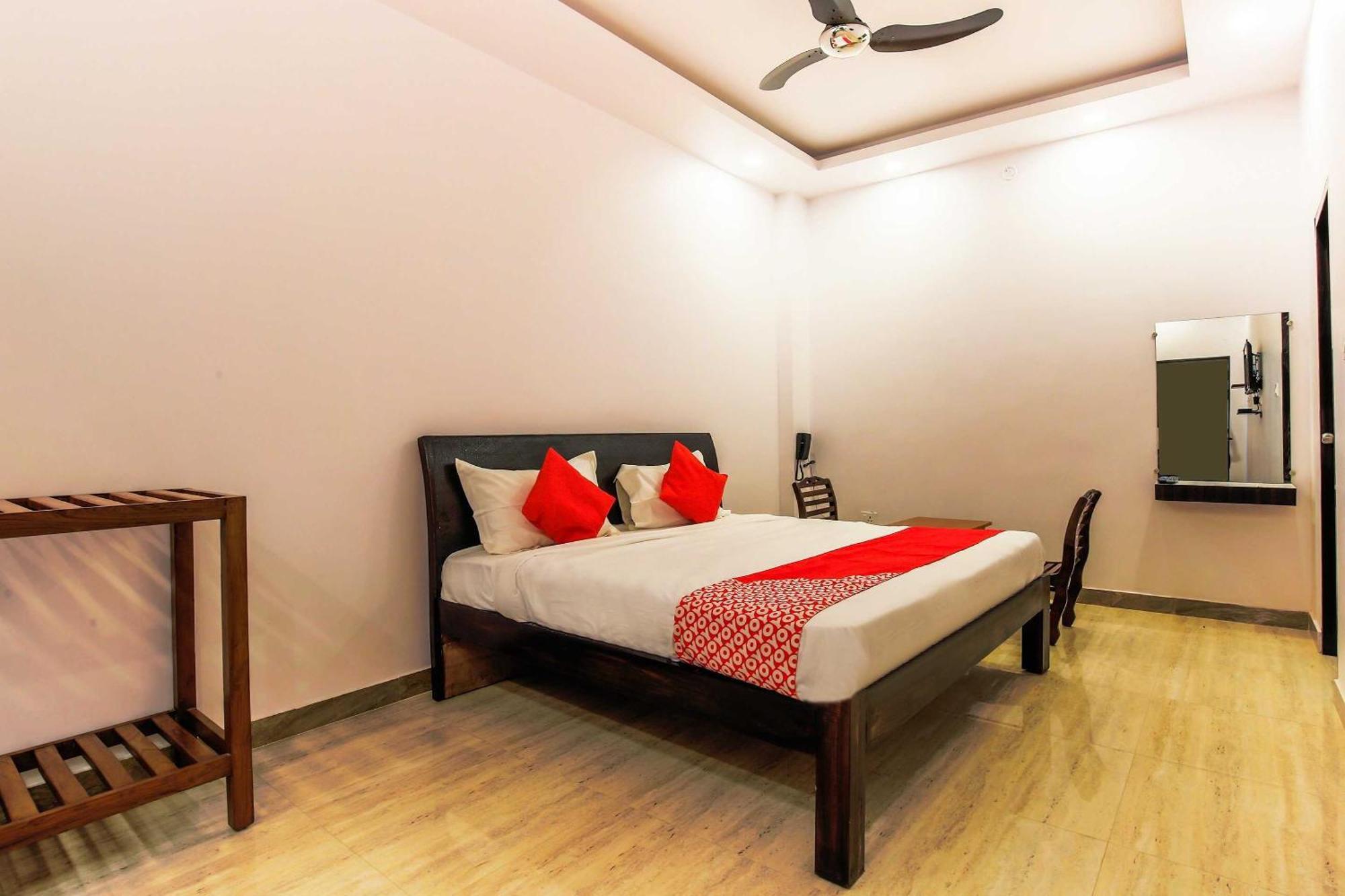 Hotel O The Velvet Chinhat Tiraha Exterior photo