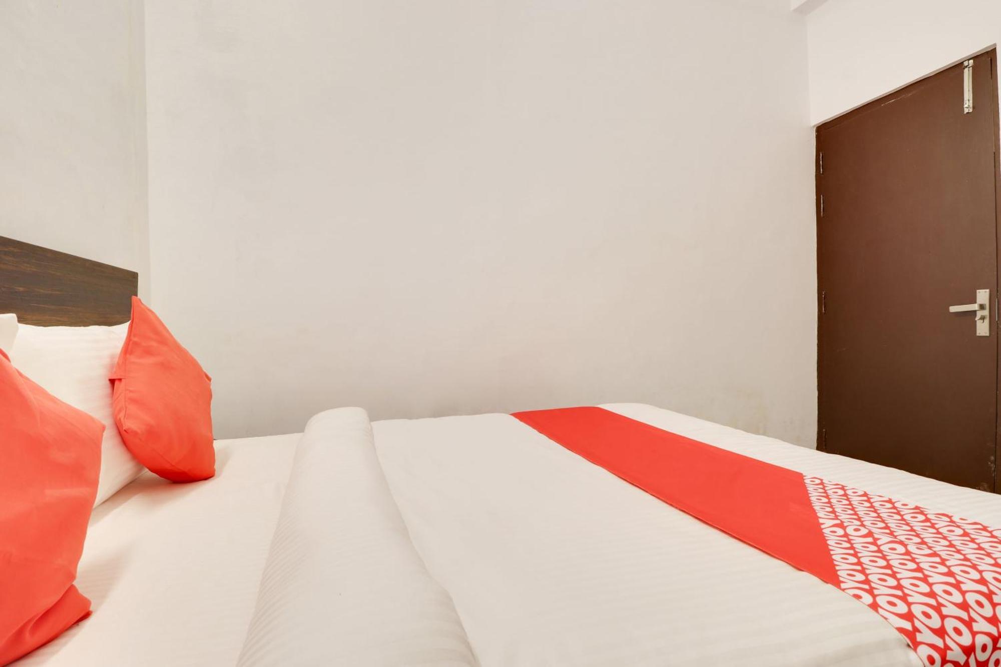Hotel O The Velvet Chinhat Tiraha Exterior photo